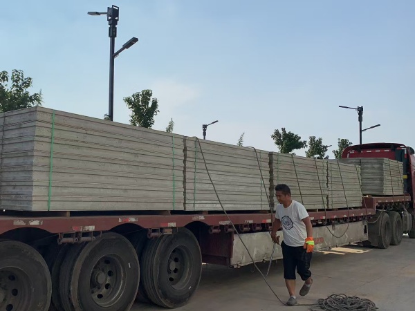 綠標(biāo)輕質(zhì)隔墻板發(fā)貨現(xiàn)場(chǎng)